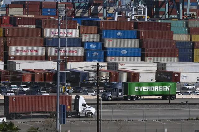 美国LA/LB港口堆满装有中国货品的集装箱